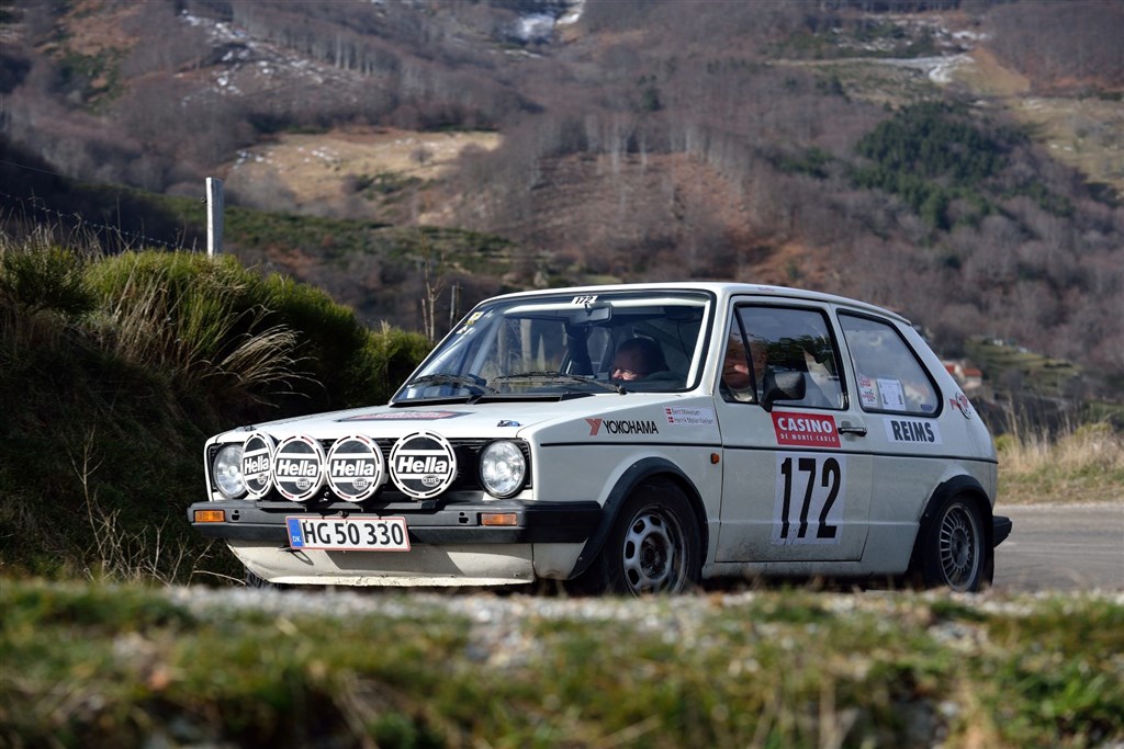 Bent Mikkelsen og Henrik Møller-Nielsen er lynskudt på en forårsagtig fransk bjergvej. De er tredjebedste danske hold og nummer 39 af alle i deres VW Golf GTI.
(Foto: Michael Eisenberg, Intercom)